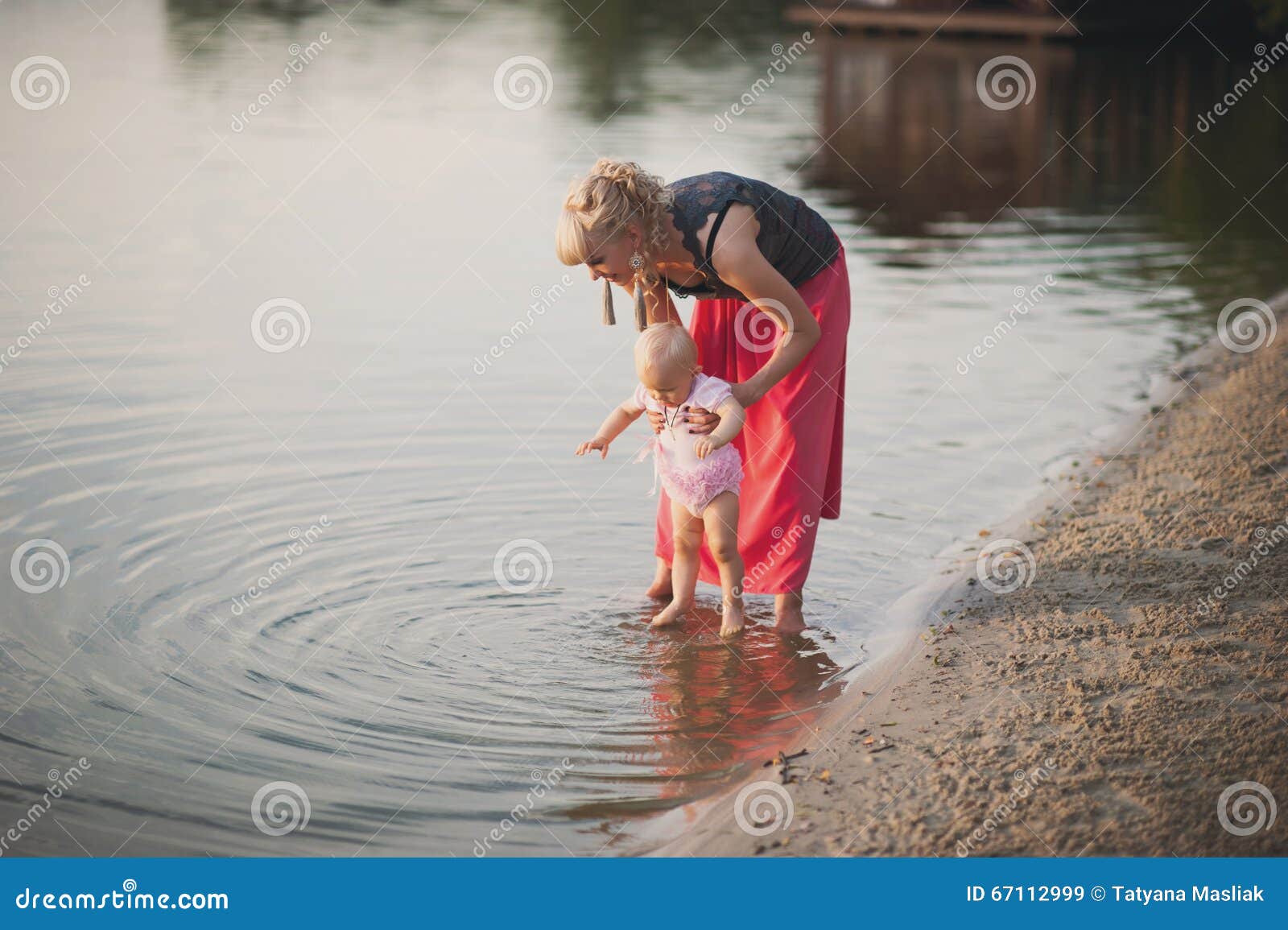 Помощь пописать. Мать и дети возле воды. Дочка маленькая купается. Помогаю своей дочке пописать. Дочка маленькая в грязи.