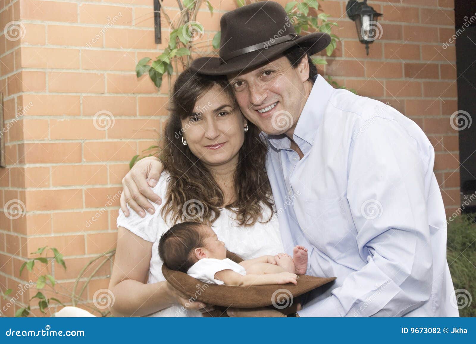 Mama Y Papa Enjoing Con Su Bebe Recien Nacido Foto De Archivo Imagen De Mama Inocencia Mama Y Papa Enjoing Con Su Bebe Recien Nacido Foto De Archivo Imagen De Mama Inocencia