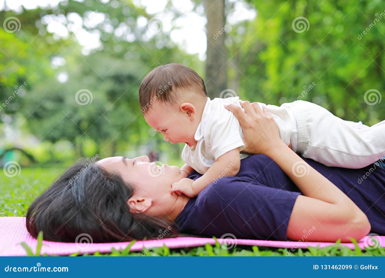 Maman Asiatique Heureuse Embrasser Son Fils Se Situant Dans