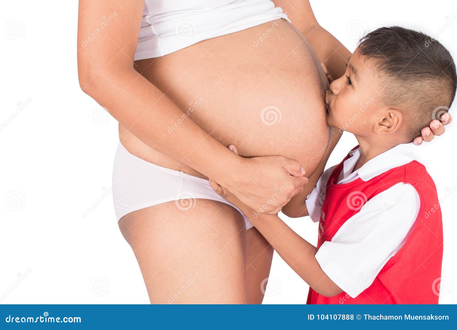 Хочу потрогать маму. Ребёнок трогоет живот маме. Ребёнок трогает живот матери. Малыш и мама трогают живот. Ребенок целует маму в живот.