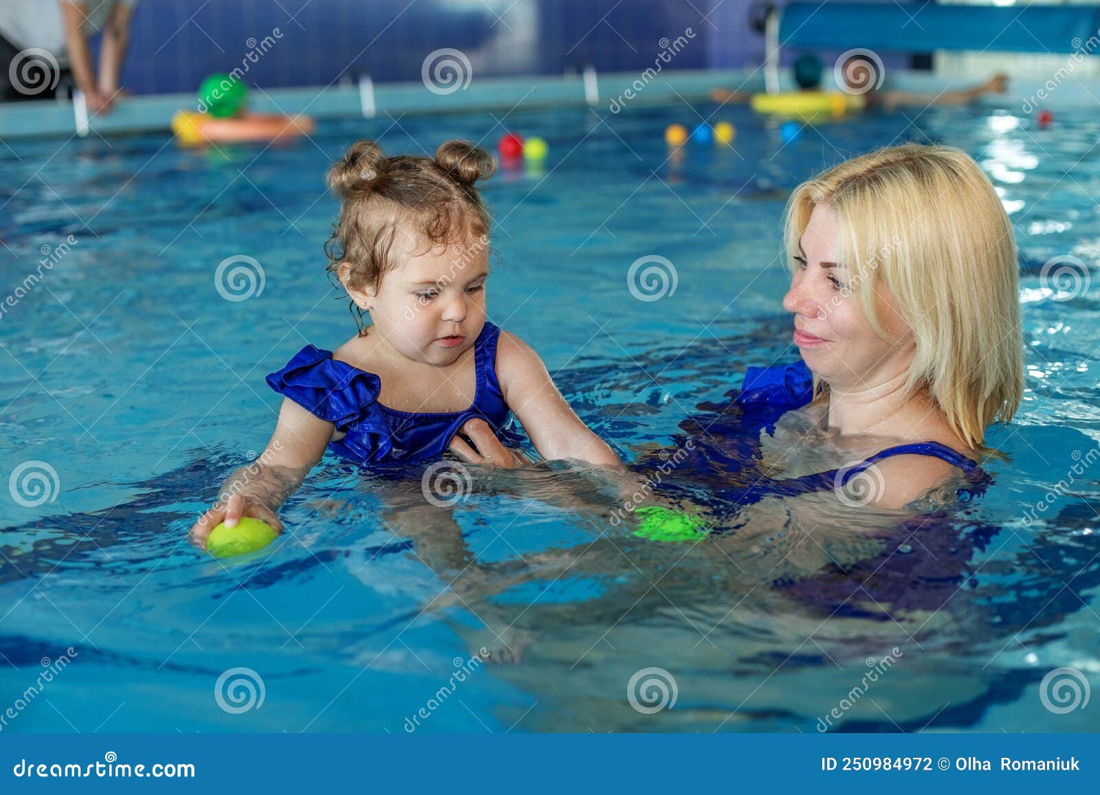 Maman Avec Belle Fille Bouclés En Bambou Jouer Dans La Piscine