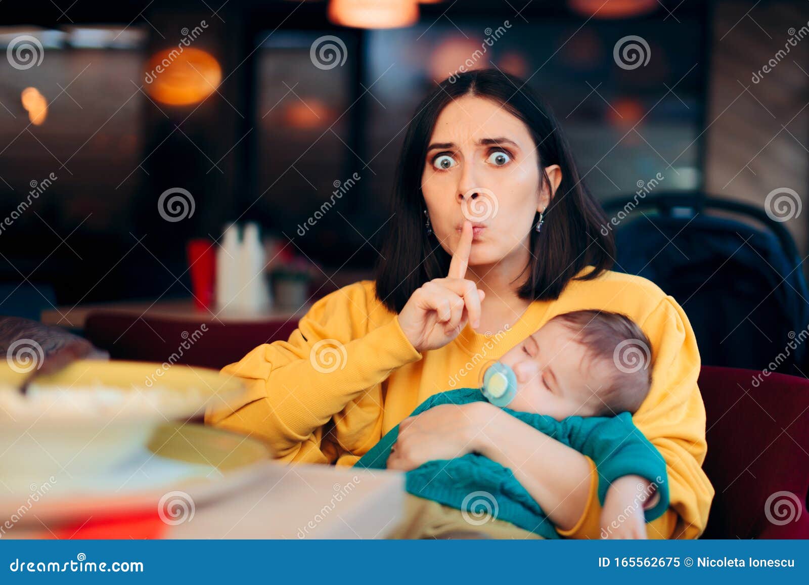 Maman Demande Le Silence Pendant Que Le Bebe Dort Image Stock Image Du Mere Cheri Maman Demande Le Silence Pendant Que Le Bebe Dort Image Stock Image Du Mere Cheri