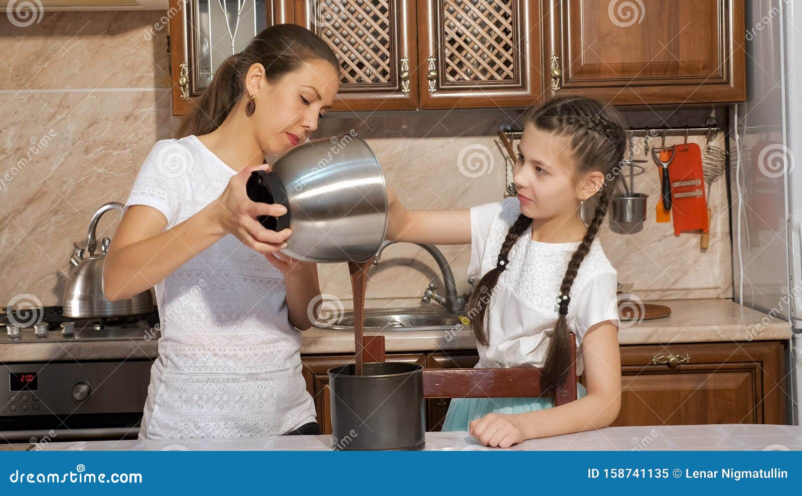 Maman Et Sa Fille Cuisinent Un Gâteau Déponge Ensemble Dans La Cuisine à La Maison Image Stock 