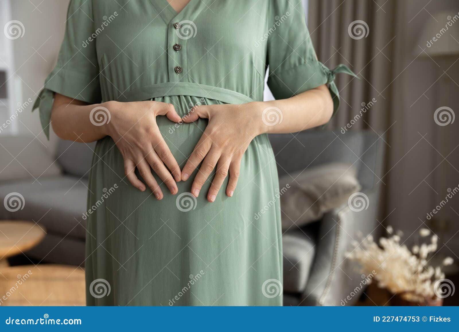 Maman Fait Du Doigt Sur La Bosse De Bébé Image stock - Image du soin,  fermer: 227474753