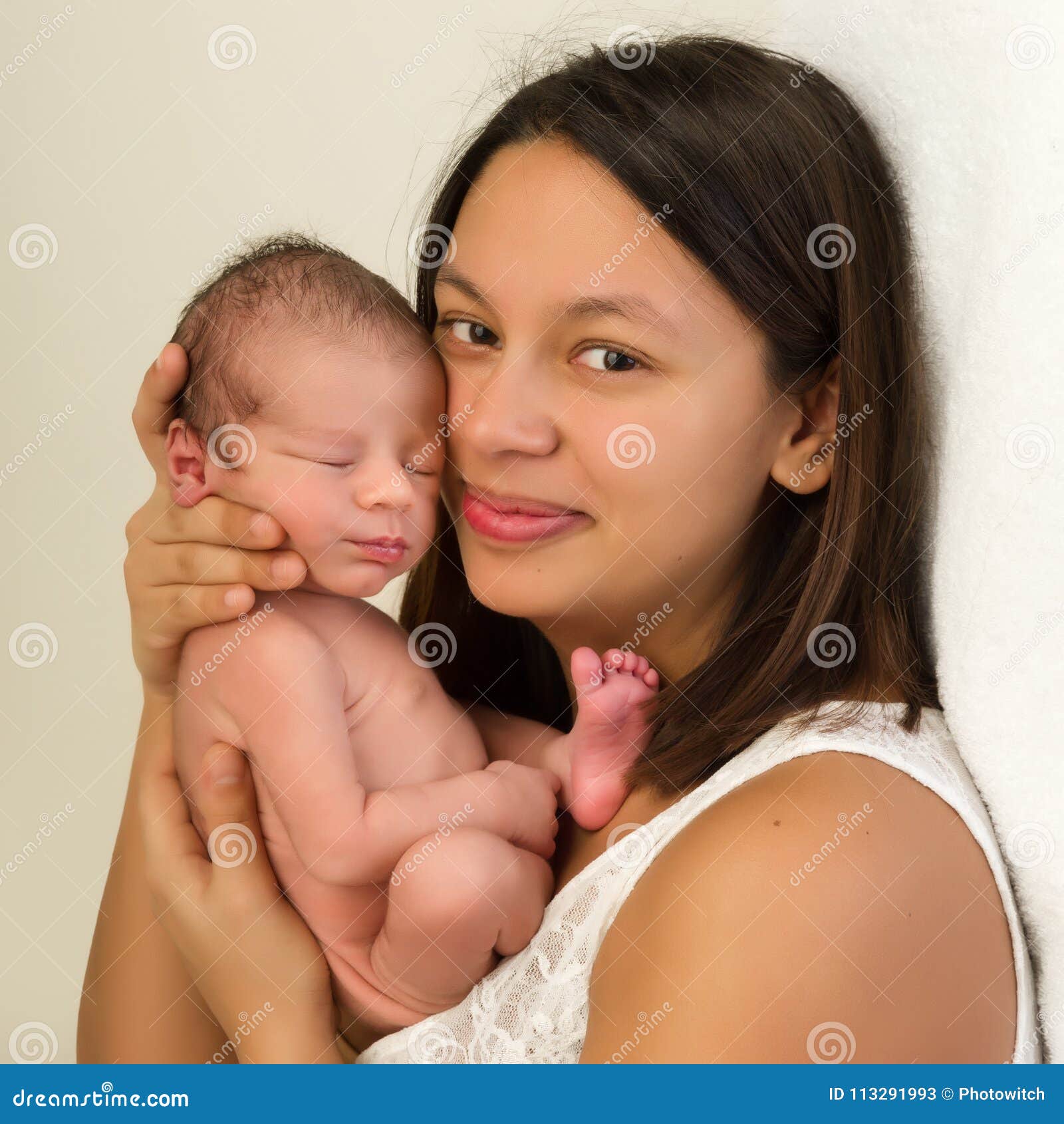 Maman Heureuse Etreignant Son Bebe Image Stock Image Du Verticale Adorable Maman Heureuse Etreignant Son Bebe Image Stock Image Du Verticale Adorable