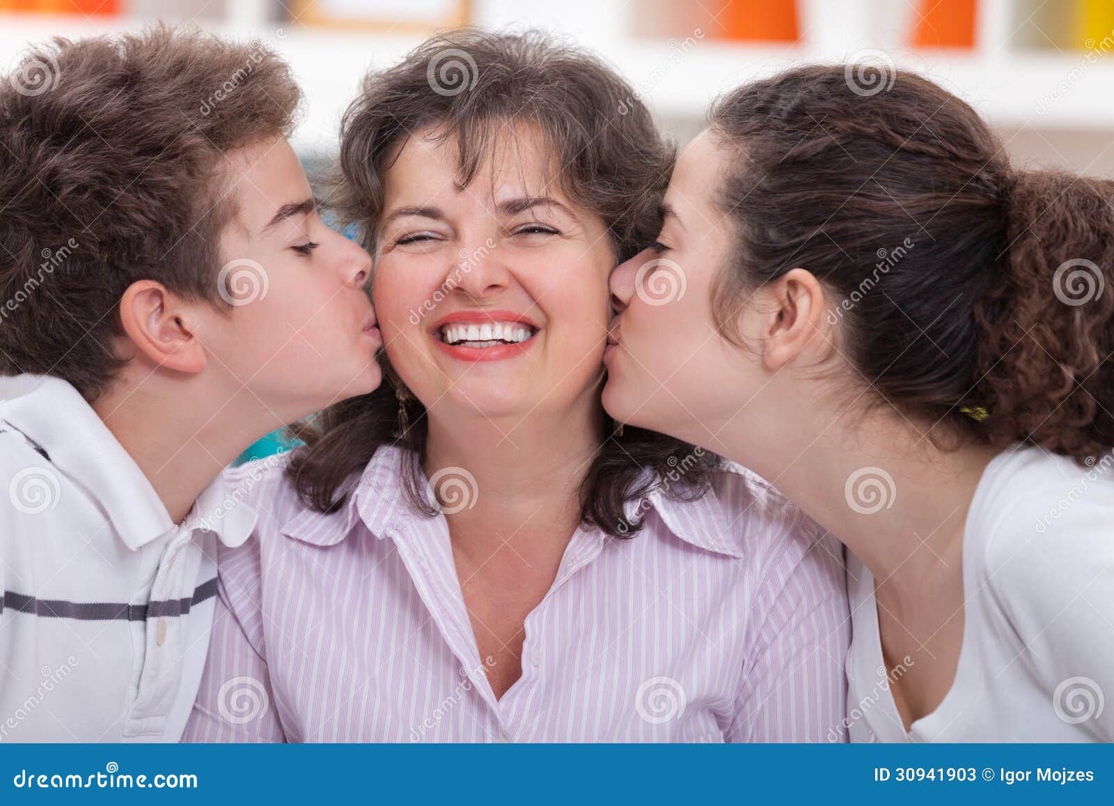 Maman heureuse. Enfants de mêmes parents adorables embrassant leur mère