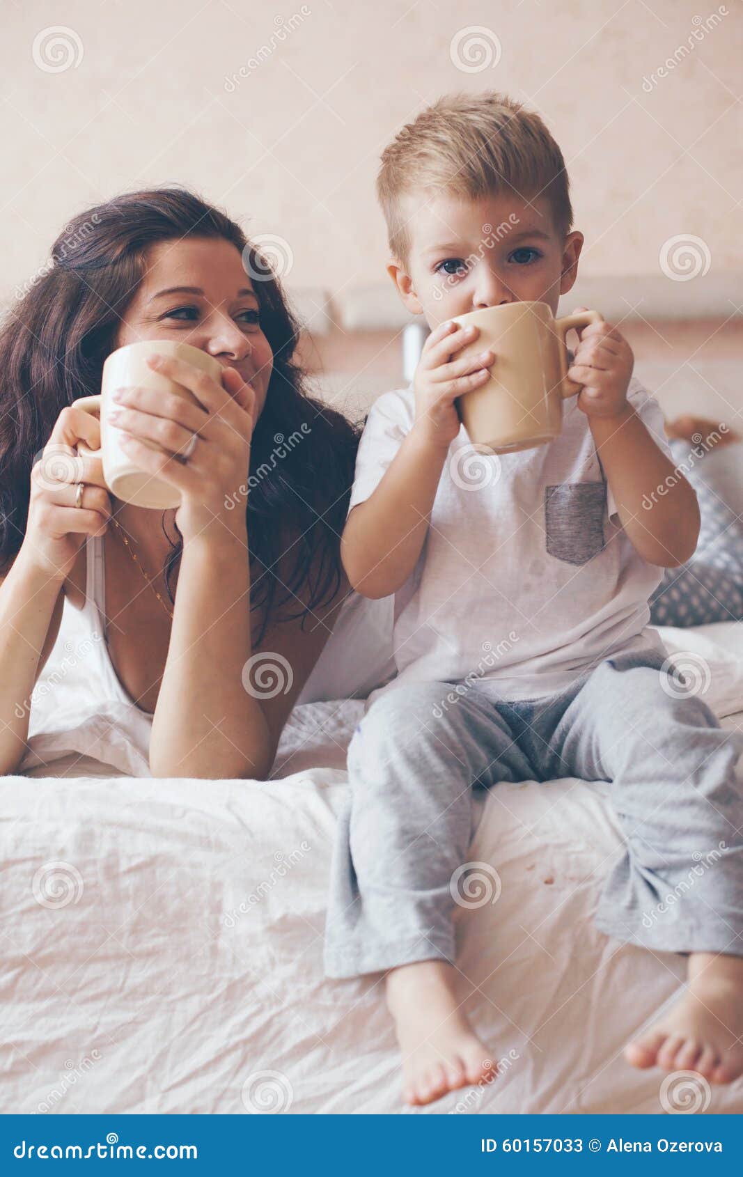 Mamma Che Si Rilassa Con Il Suo Piccolo Figlio Immagine Stock