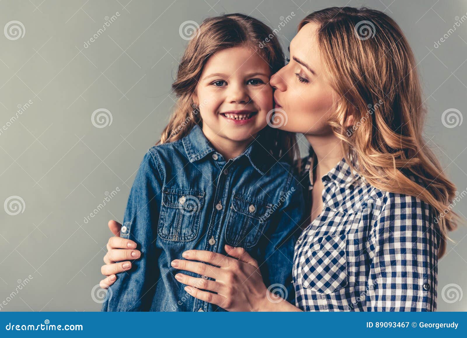 Mamma e figlia immagine stock. Immagine di felice, caucasico - 89093467