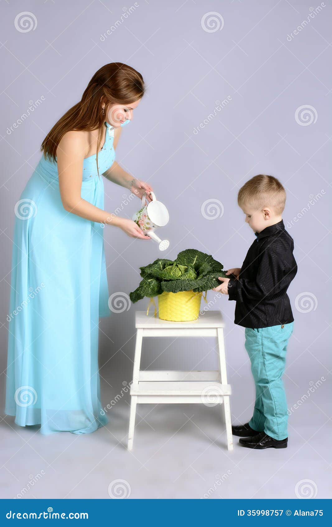 Mamma Scopa Davanti Al Figlio Mamma e figlio immagine stock. Immagine di pancia, felicità - 35998757
