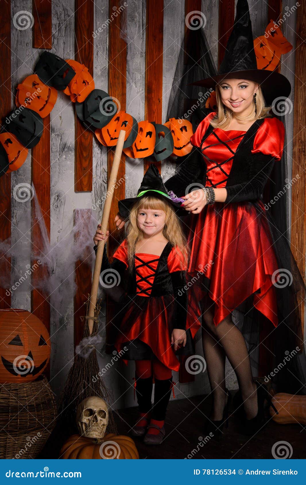 Mamma E Piccola Figlia Nello Stile Di Halloween Fotografia Stock Immagine di feste, costumi