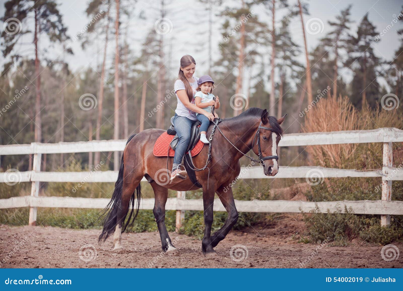 Mamma en kind op het paard. Mamma en kindhorseback het berijden