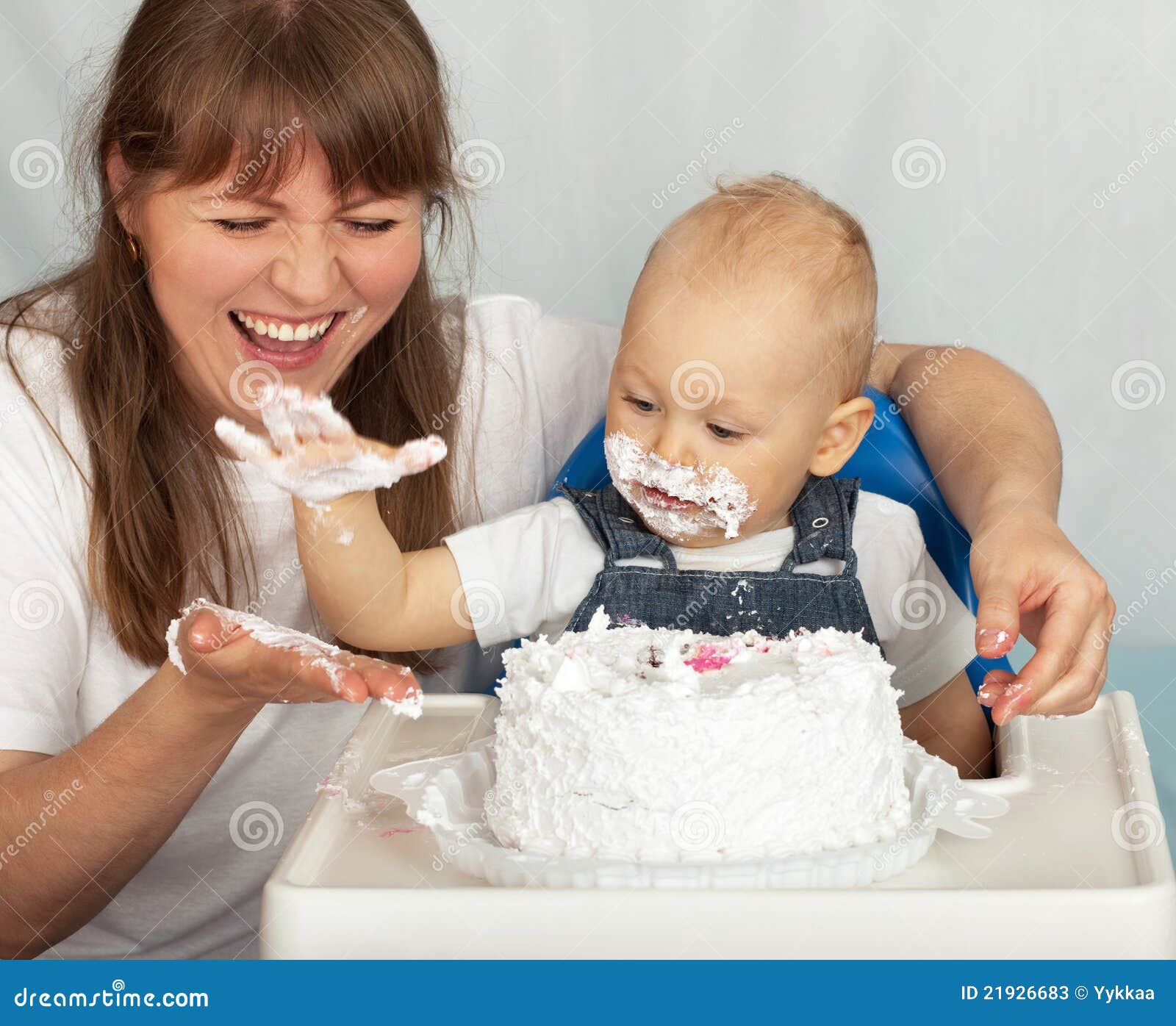 Можно кормящим торт. Мама ест торт. Малыш ест торт. Ребенок ест торт. Фотосессии мамы с сыном с тортом.