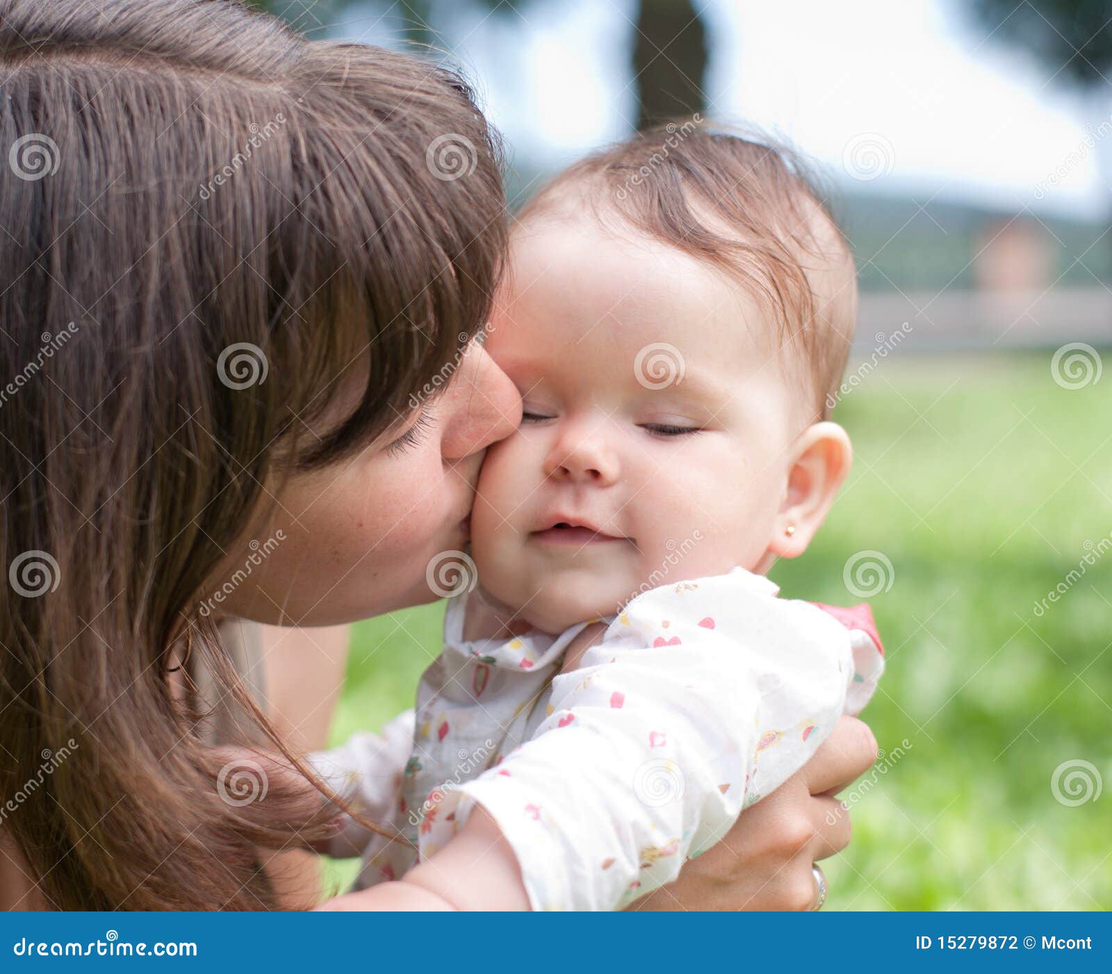 Поцелую маму в этот славный. Мама целует малыша. Мама целует с языком ребенка. Мама целует малыша фото. Первый поцелуй мамы.