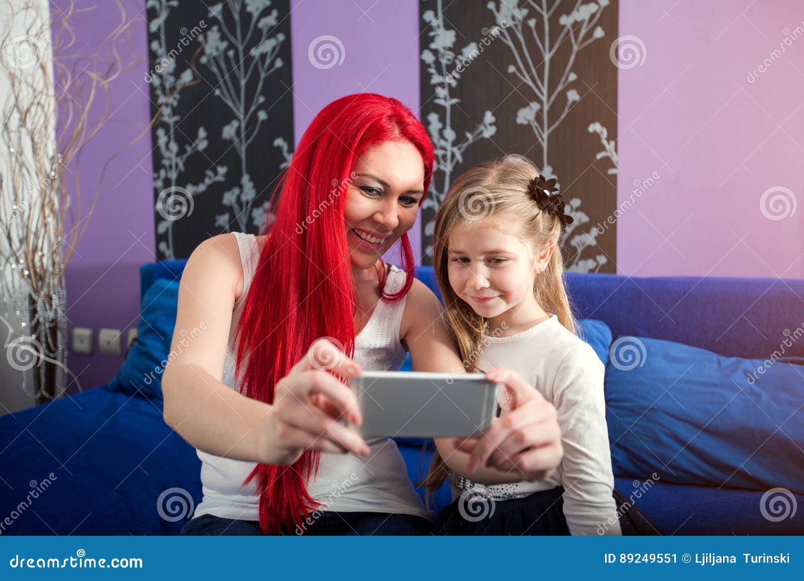 Mamma Och Dotter Som Har Gyckel Som Tar Selfie Fotografering För 