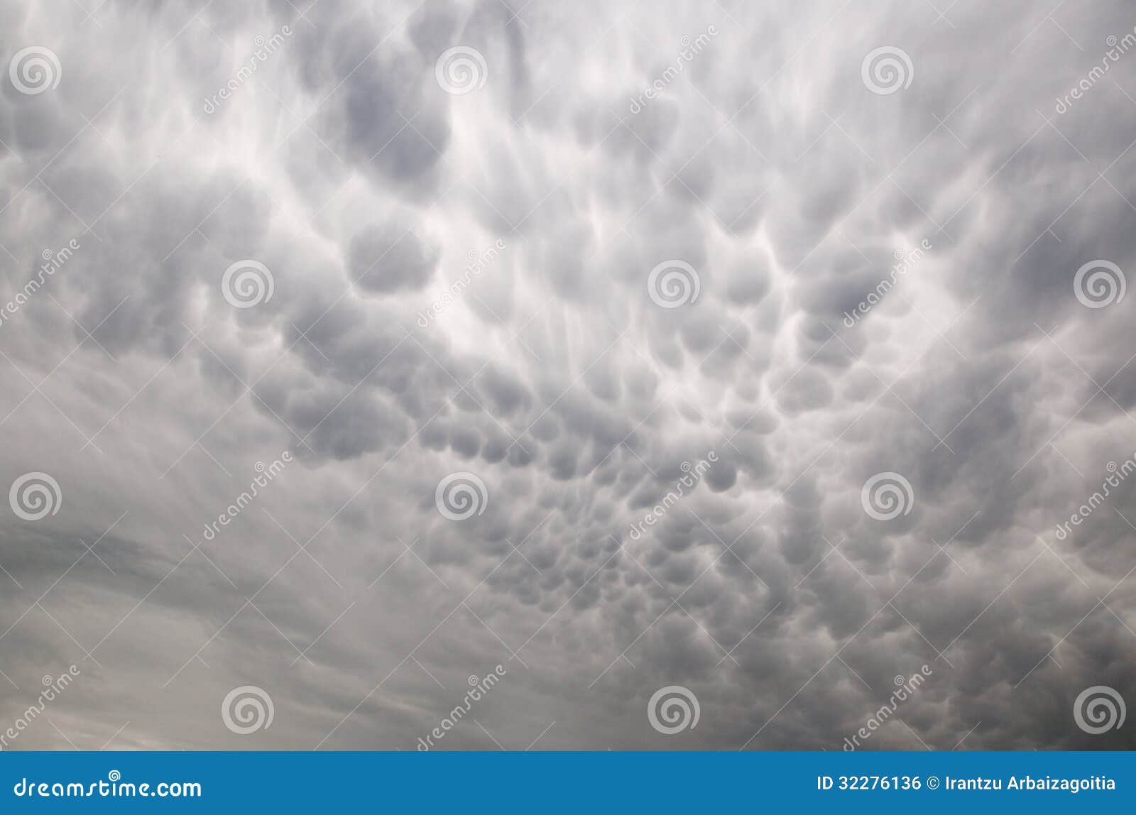 Piękne mammatus chmury, niebo widok