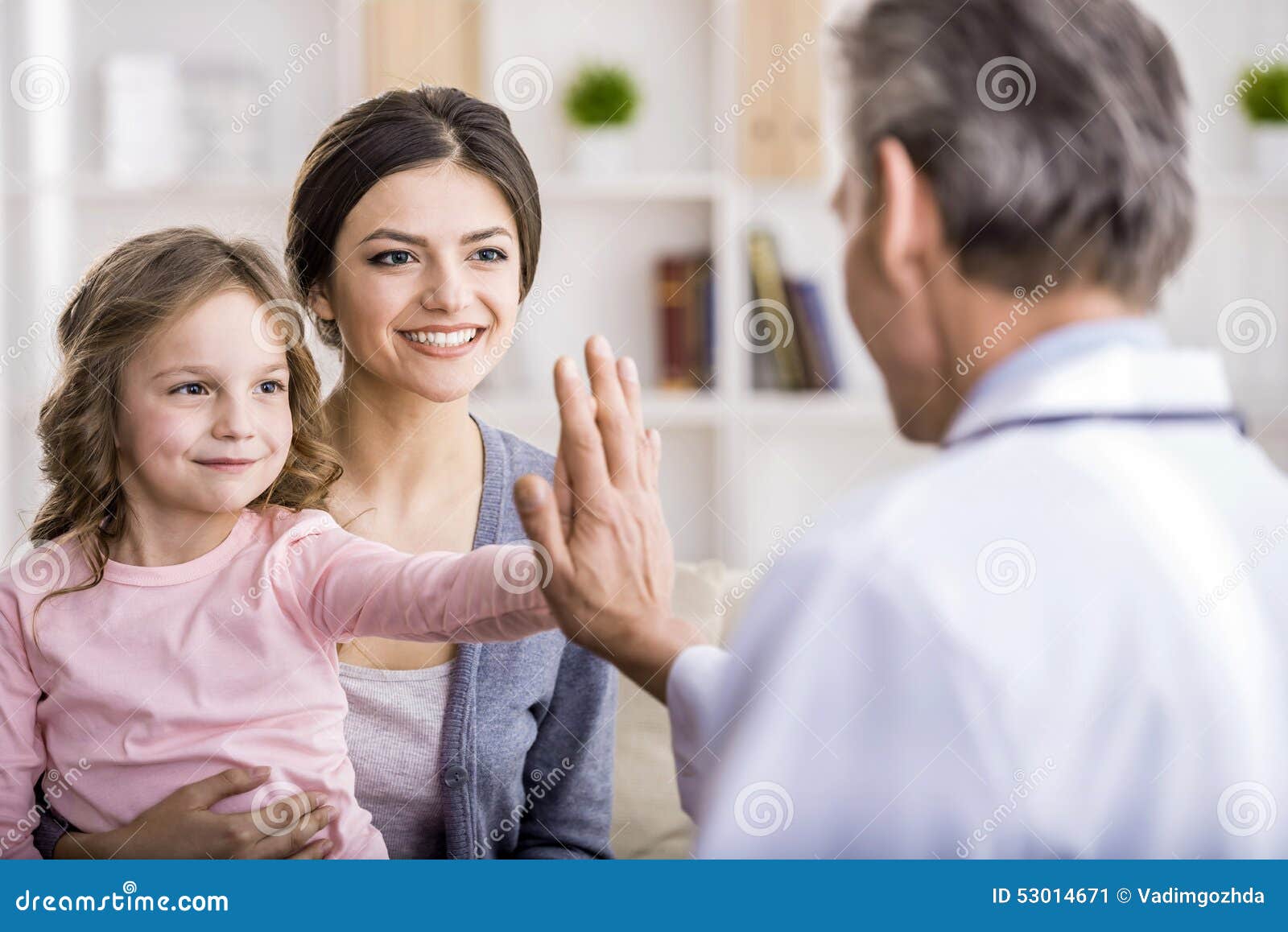 Mamá Con El Niño En El Doctor Imagen de archivo Imagen de