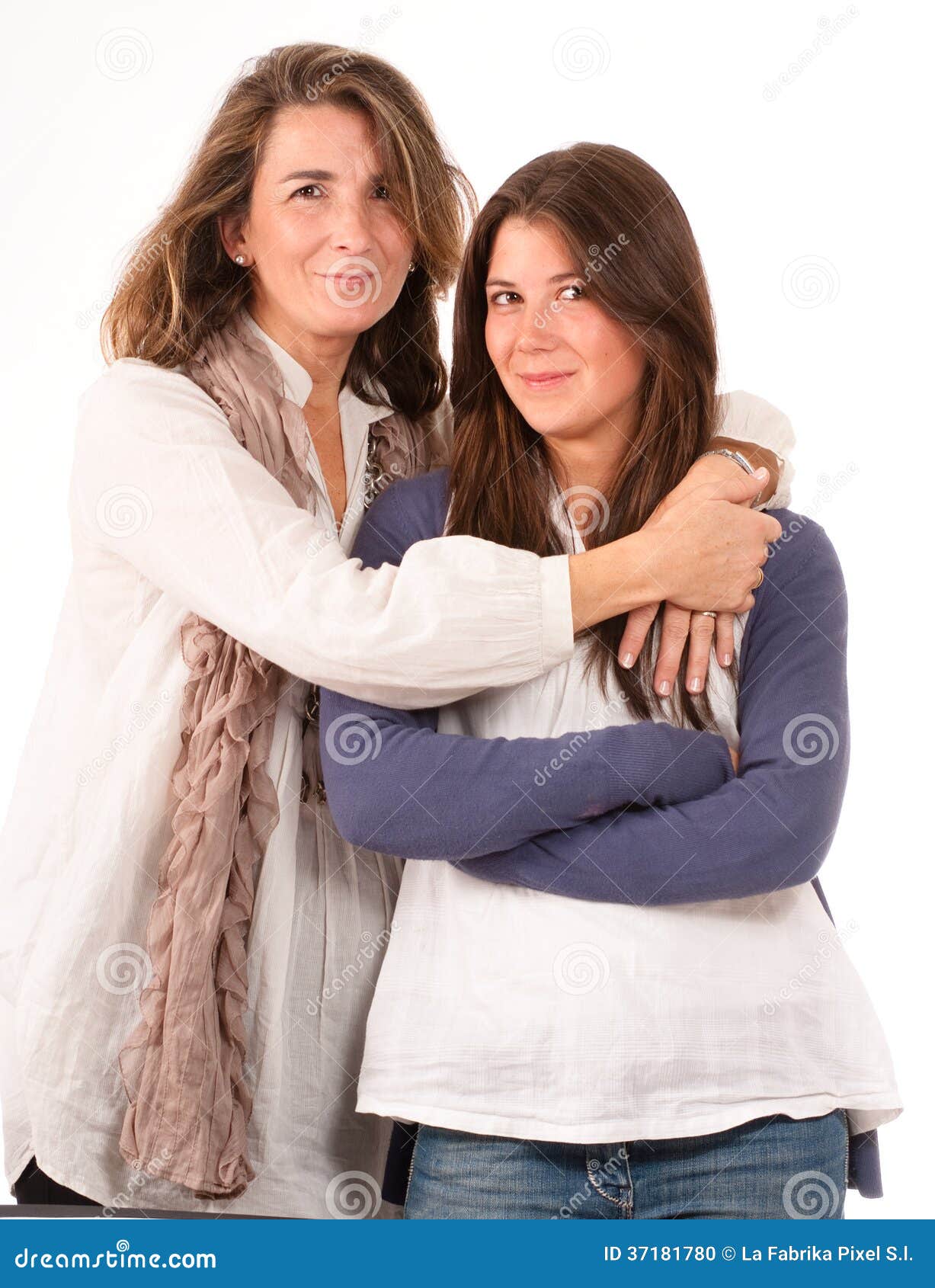 Mamá e hija adolescente. Retrato aislado de una madre y de su hija adolescente