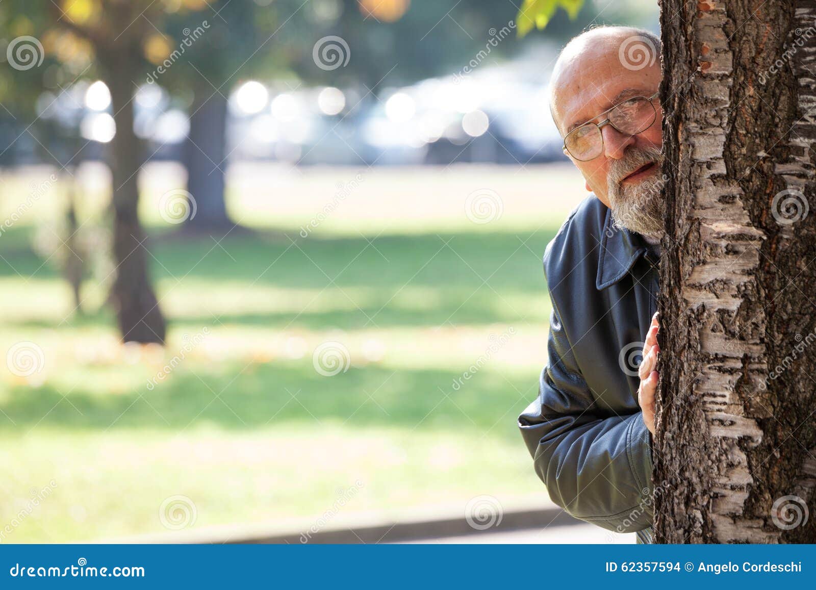 Maníaco Do Assediador Do Sexo Voyeur E Espião Homem Que Espreita Esconder Atrás Da árvore Foto de Stock imagem