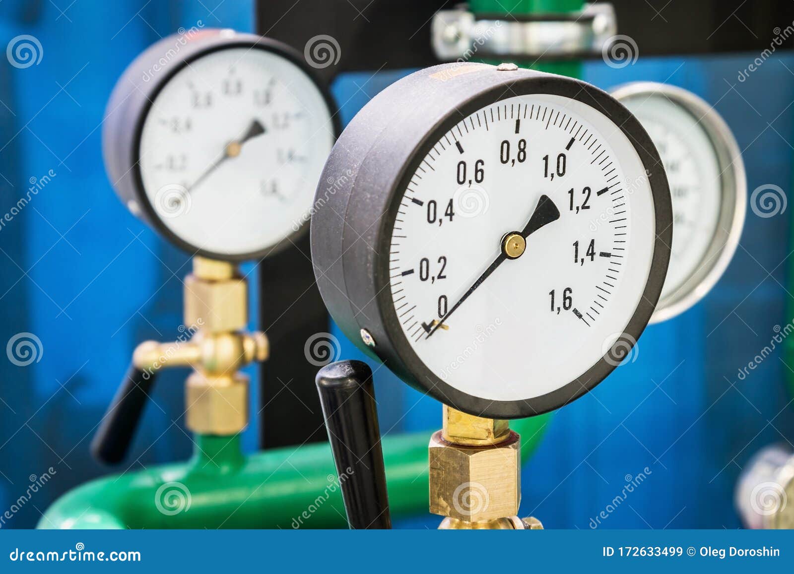Manómetro De Presión Para Medir Instalado En Sistemas De Agua O Gas Imagen  de archivo - Imagen de tubo, calor: 172633499
