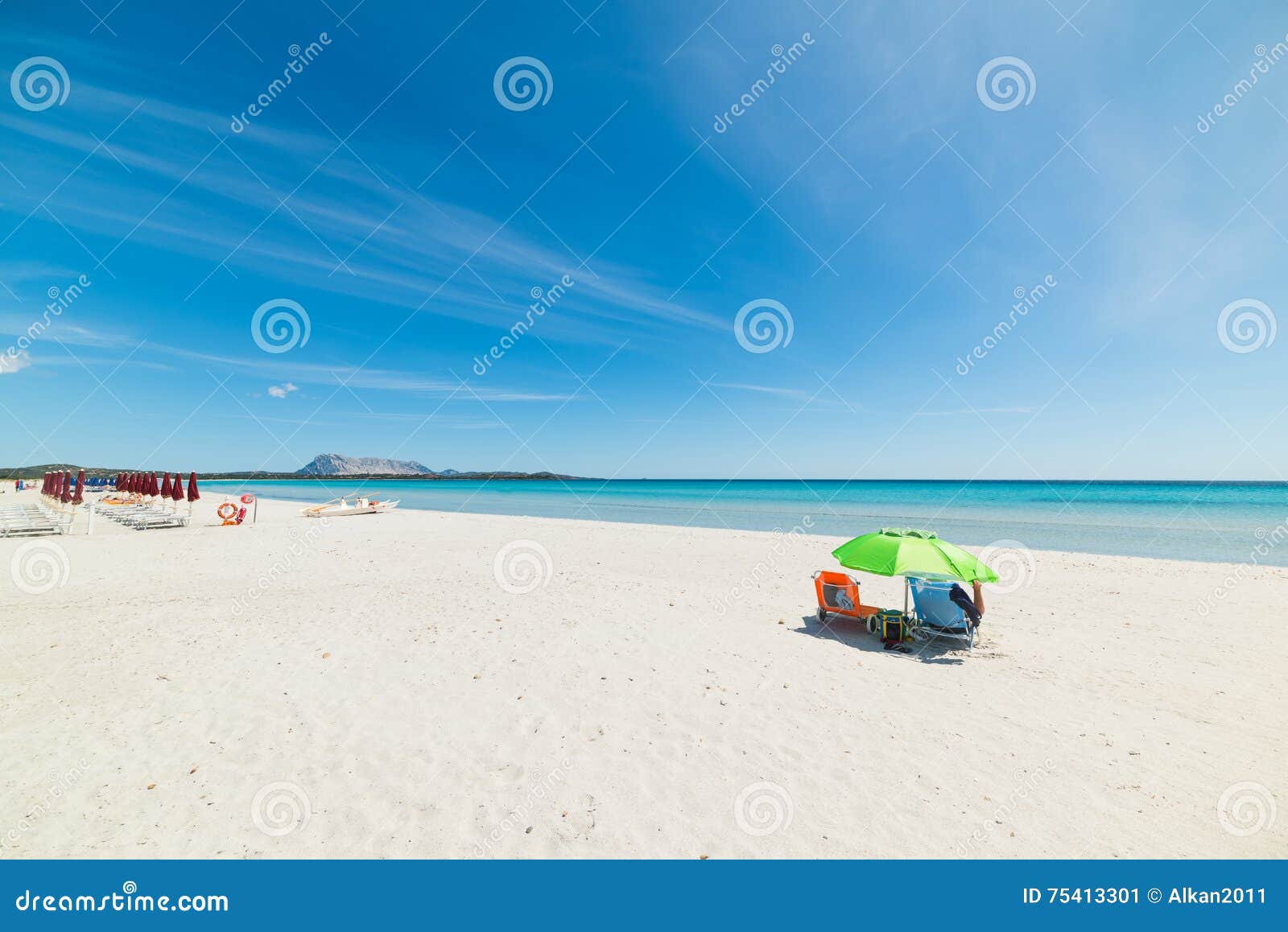 man alone in la cinta beach