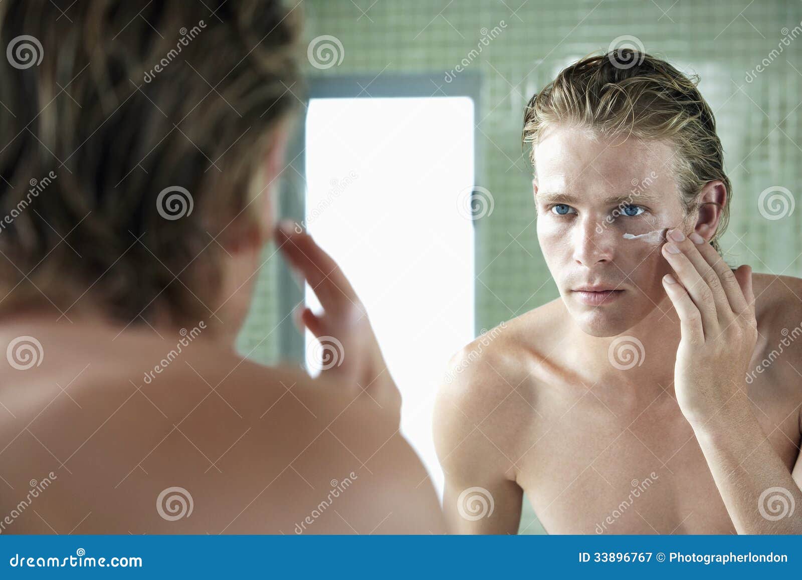 man applying moisturiser cream