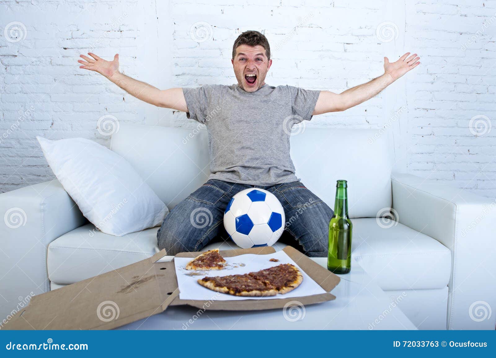 Звезды смотрят футбол. Диван с телевизором с футболом. Диван для просмотра футбола. Картинки мужчина на диване смотрит футбол. Довольный парень на диване смотрит футбол.