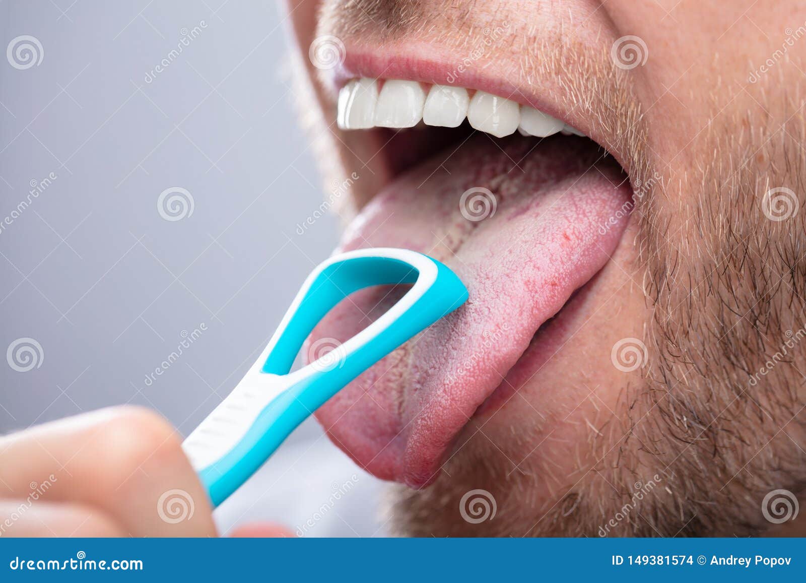man cleaning his tongue
