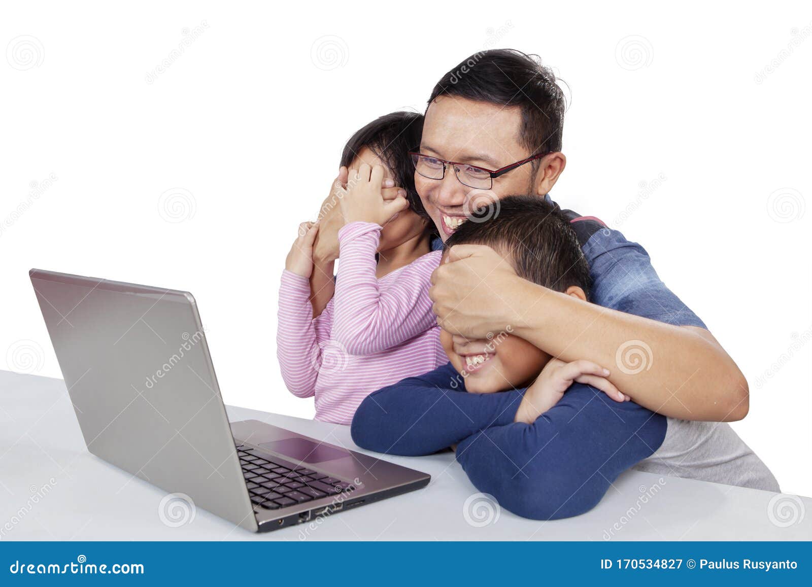 man covering his kids eyes from explicit content