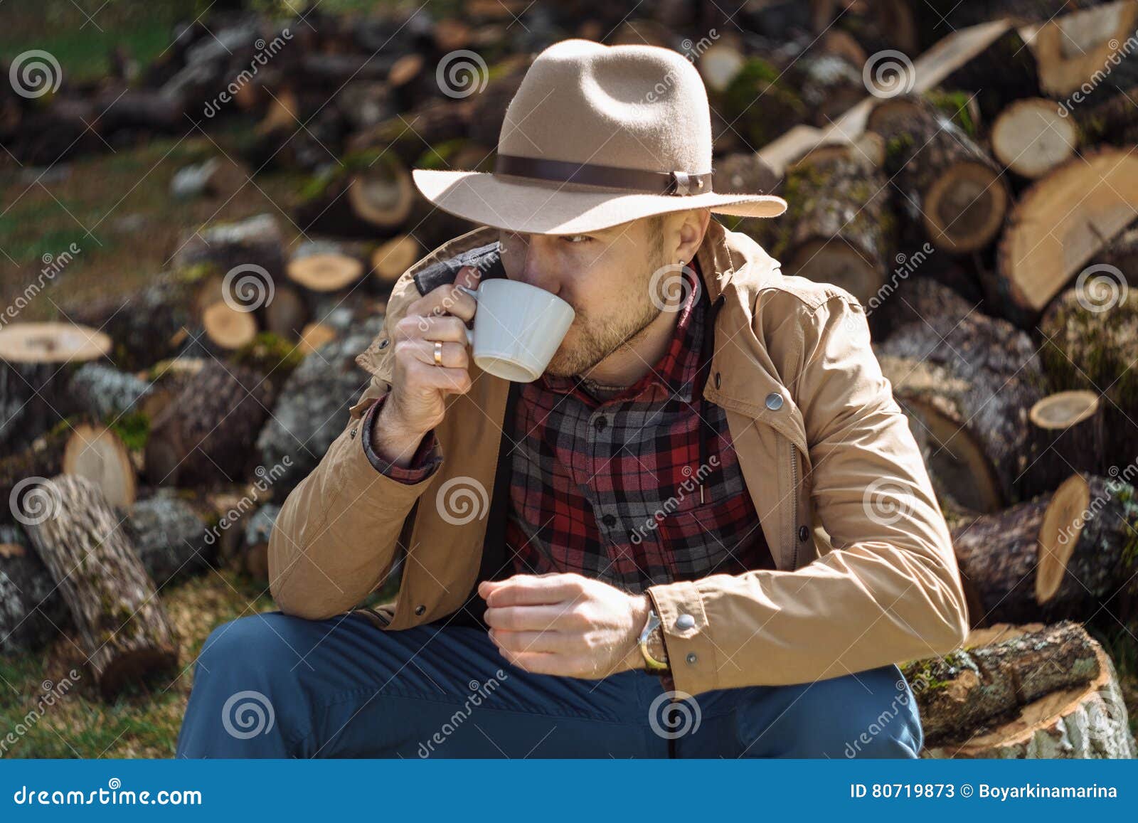 Drinking hat. Ковбой и кофе. Человек в фермерской шляпе. Доброе утро от ковбоя. Кофе человек в турецкой шляпе.