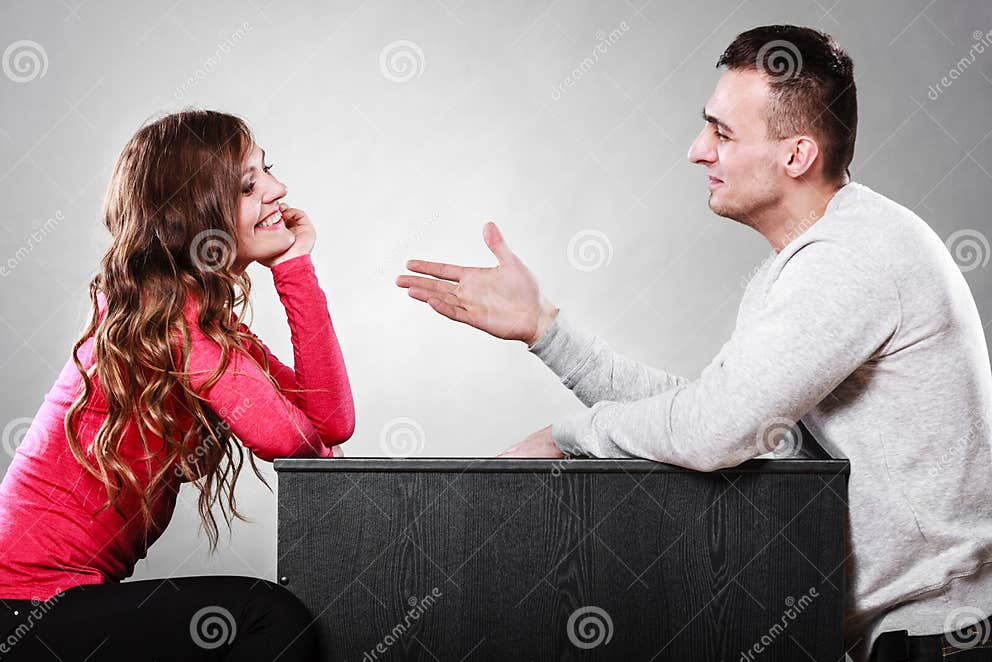 Man Die Met Vrouw Na Ruzie Proberen Te Verzoenen Stock Foto Image of debatteer, maken 62316378