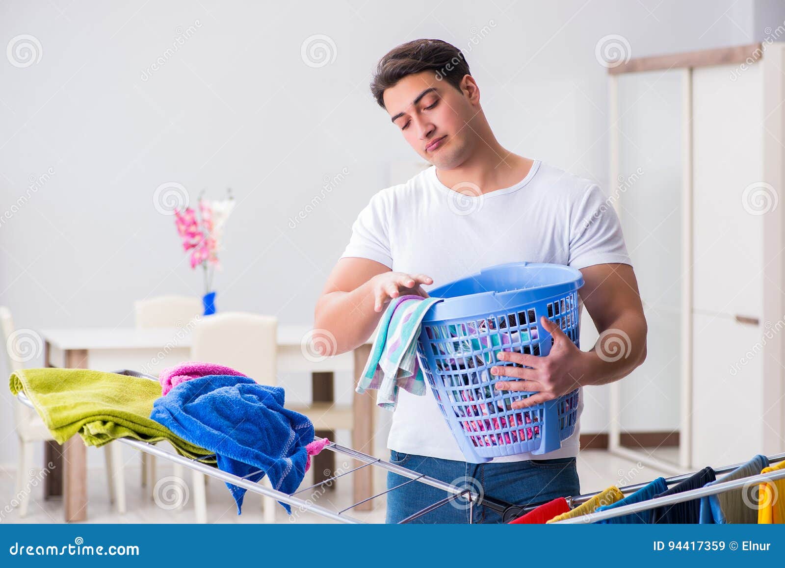 Did the laundry. Мужик стирает белье. Муж домохозяин. Стирать белье. Мальчик домохозяин.