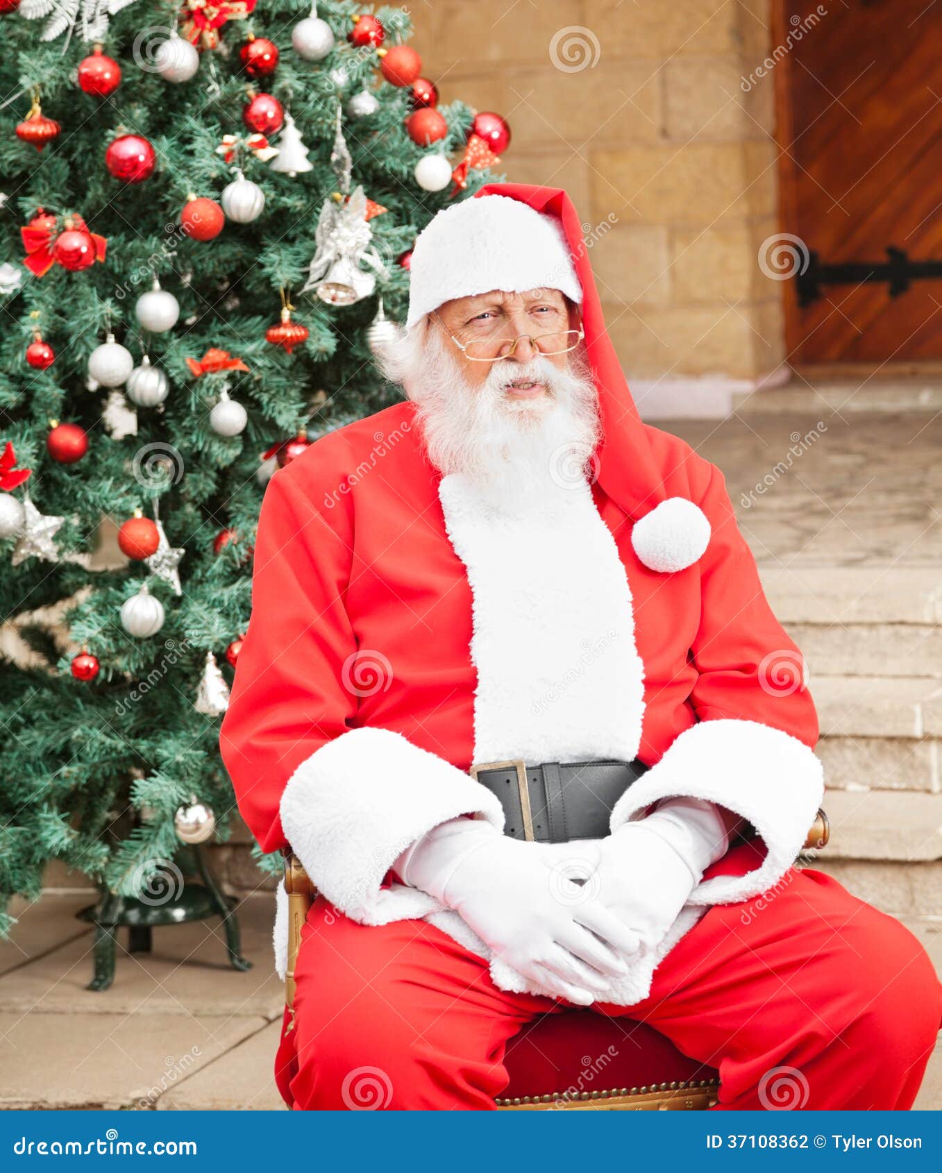 List 95+ Images picture of santa in front of your tree Updated
