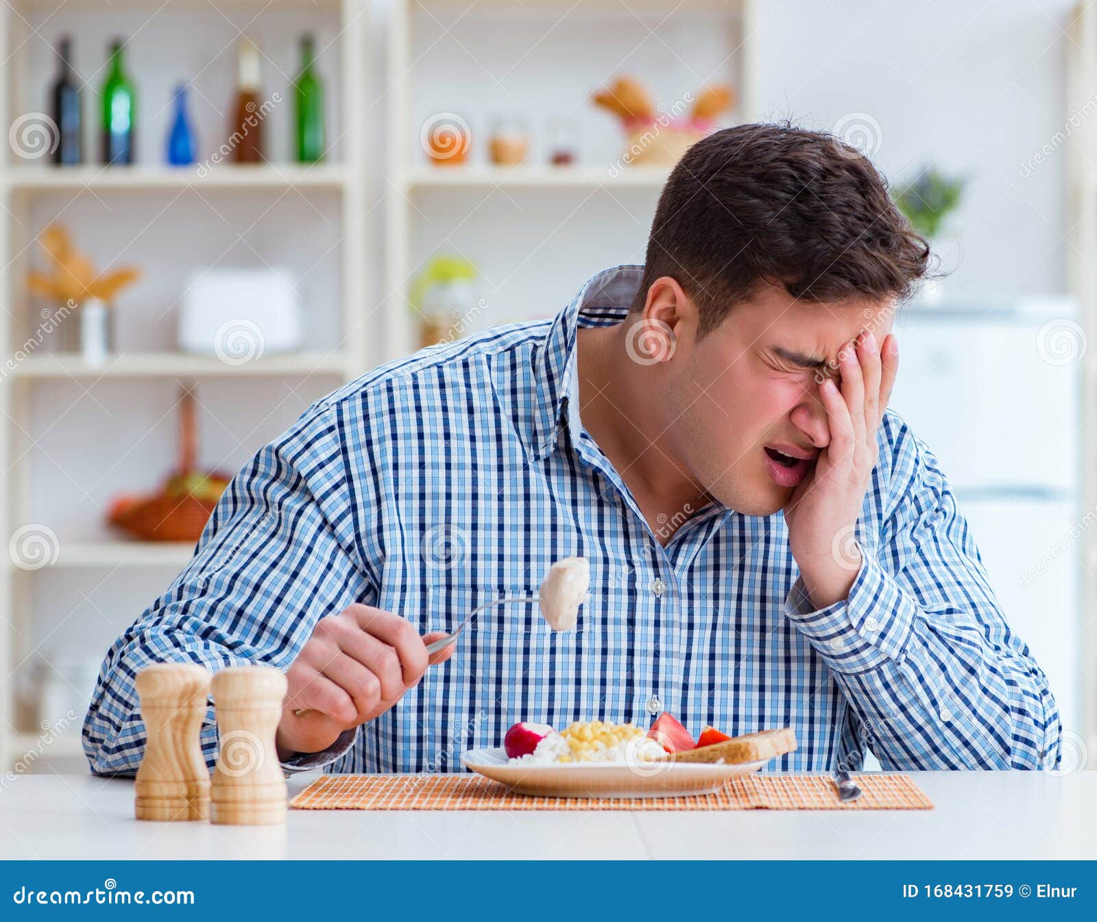 progressief Welke Verplicht Man Eet Thuis Smaakloos Eten Tijdens De Lunch Stock Afbeelding - Image of  voeding, voedsel: 168431759