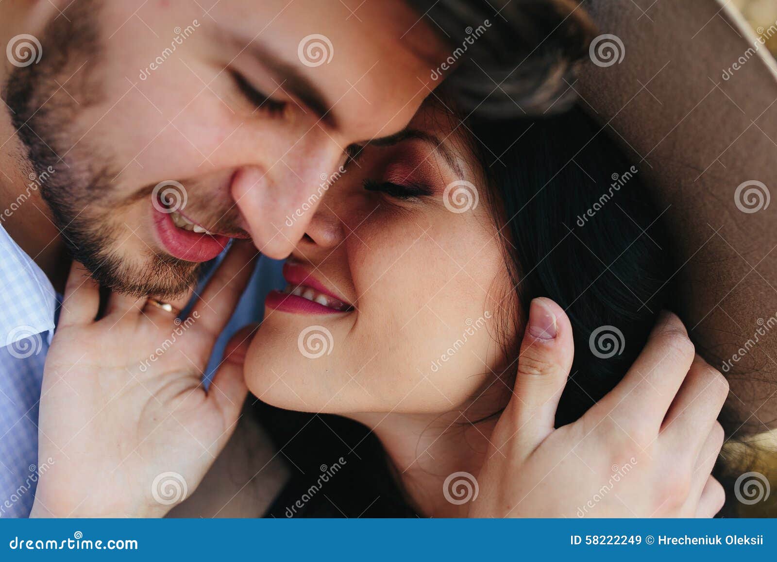 Boyfriend brunette. Фото человек обнимающий спички. Lovers Happy Kiss.