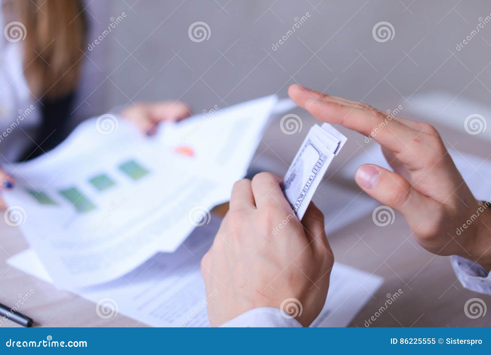 Man en Vrouw in Bureau en het Bespreken van Commerciële Vergadering Meisjessi. Het internationale Bedrijf is van plan om Nieuw Project en Vrouw vrij te geven die van Europese Verschijning met Bruin Lang Haar in Witte Blouse links het Nadenken zitten plannend en de Diagramprojecten en de Mens van Europese Verschijning met Wit Haar in Wit Overhemd tellen Money That Company tot Organisatie van Nieuwe Projecten bij Houten Lijst in Comfortabel Bureau bijdroeg Concept Positieve Resultaten na het Succesvolle Werk en Goede Inkomens, Vriendschappelijk Personeel, Ideologie van Bedrijf of Bedrijfsfilosofie, Zakenman Partners Communication, Commerciële Vergadering en Goed Koopje