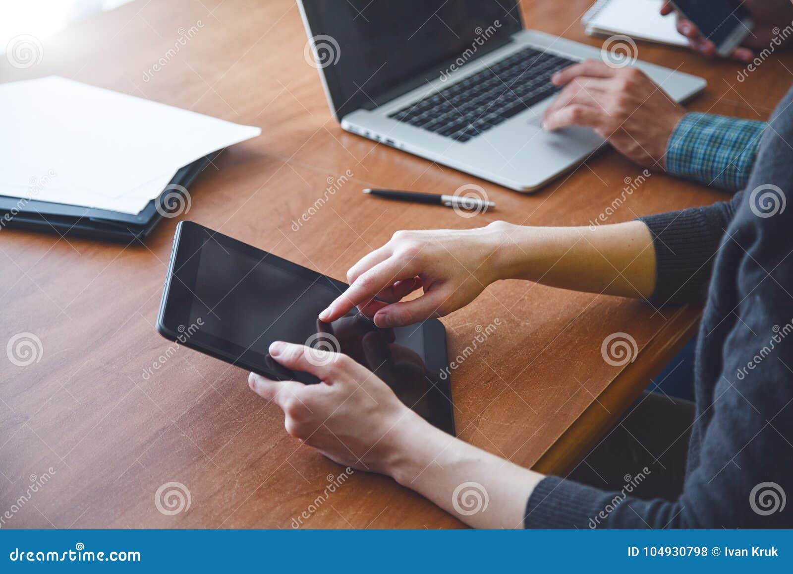 Man en vrouw die samen met digitale tablet werken. Man en vrouw die samen met digitale tablet en laptop werken