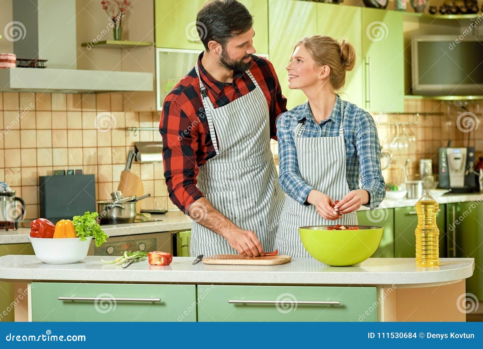 Man en vrouw, keuken foto. Image of huis, 111530684