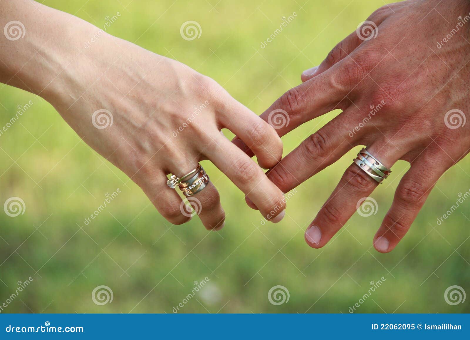 Man En Vrouw Met Paar Van De Ring in Openlucht Stock Afbeelding - of menselijk, datering: 22062095