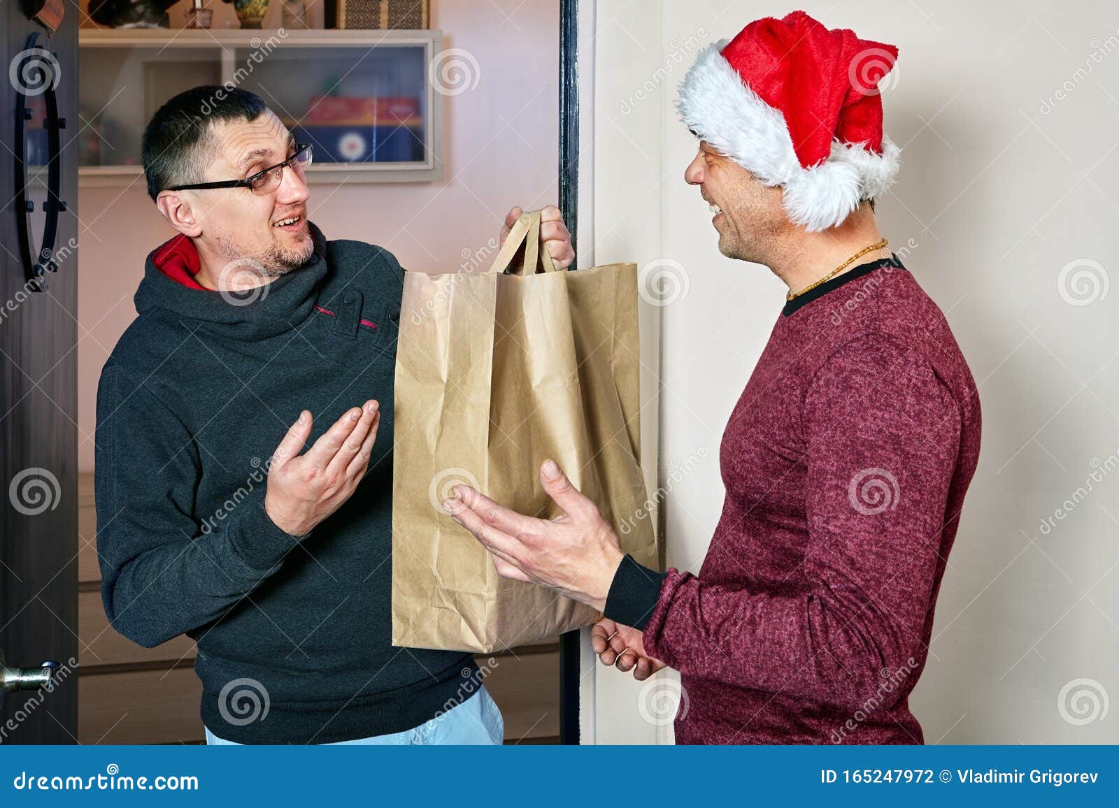 Retentie Zuiver ondeugd Man Geeft Gastpakket Met Kerstcadeau Stock Foto - Image of vriend, vrolijk:  165247972