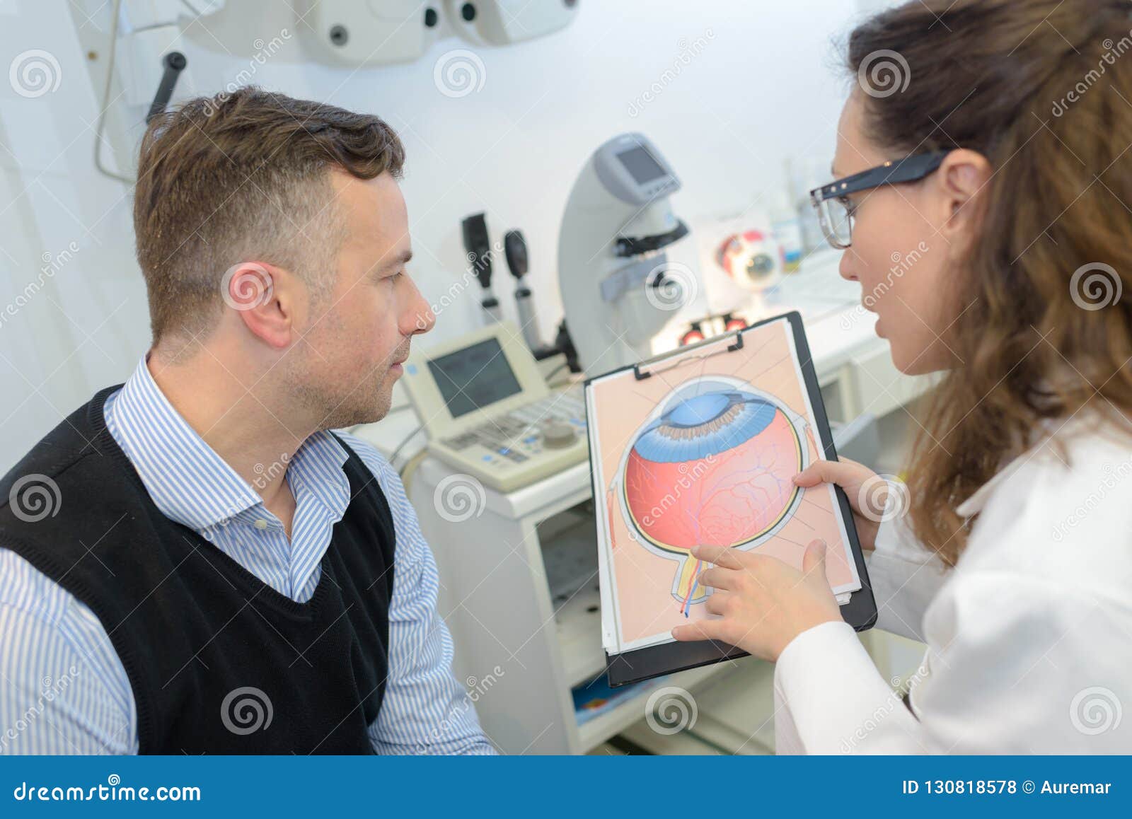 man with glaucoma consulting ophtalmologist for examination