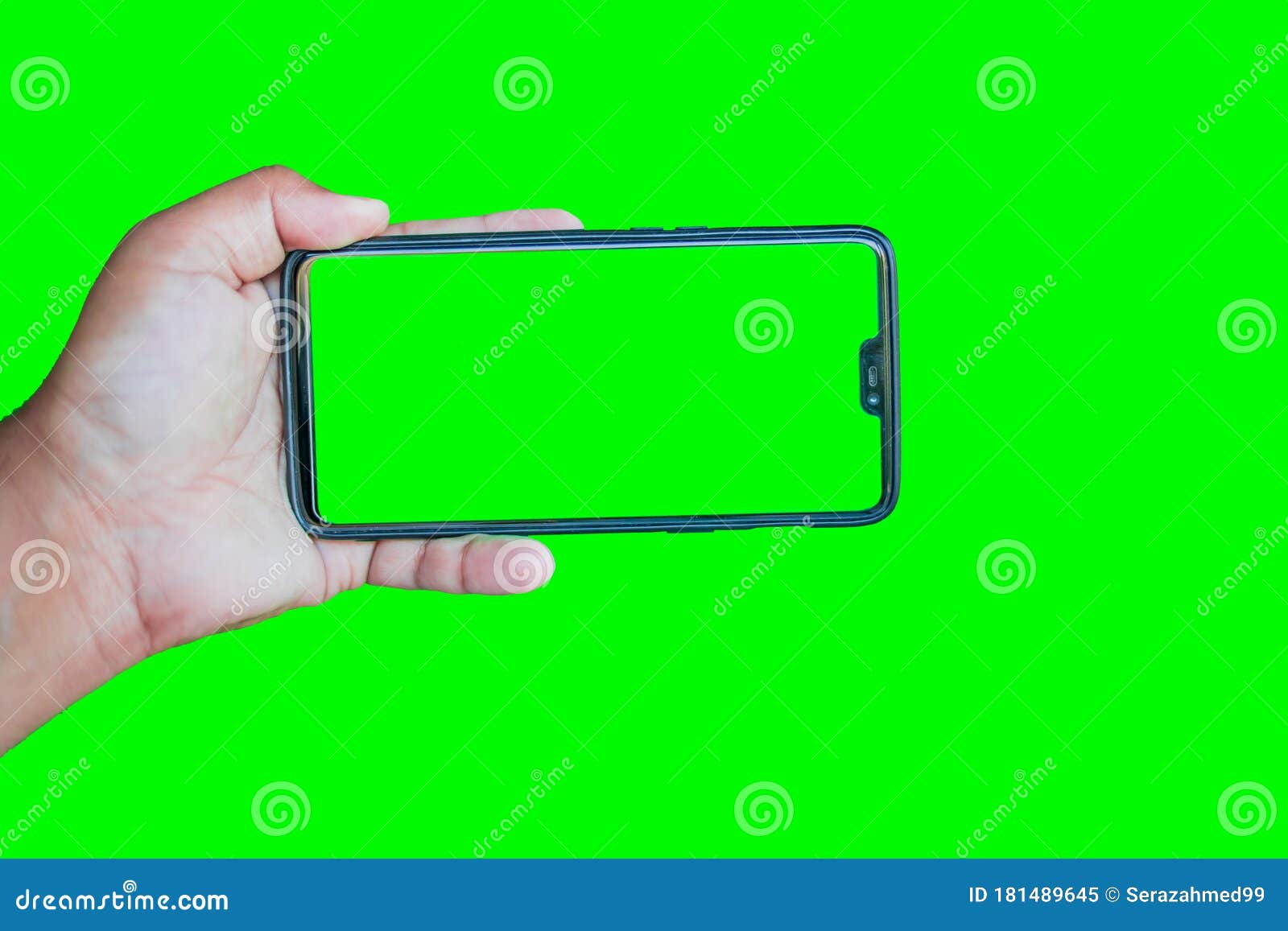 Nam giới trẻ cầm điện thoại trên nền chroma key xanh lá cây giúp cho hình ảnh trở nên sống động và nổi bật hơn.