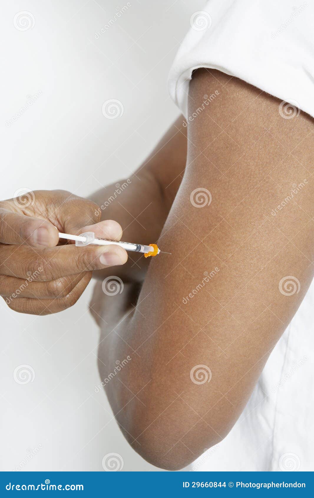 man injecting insulin using syringe