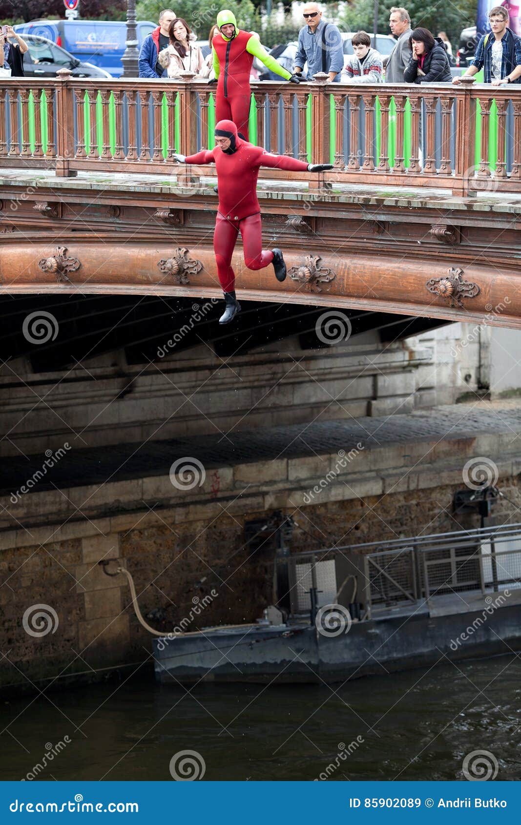 sur Sammenlignelig letvægt A man jumping off a bridge editorial stock image. Image of happiness -  85902089