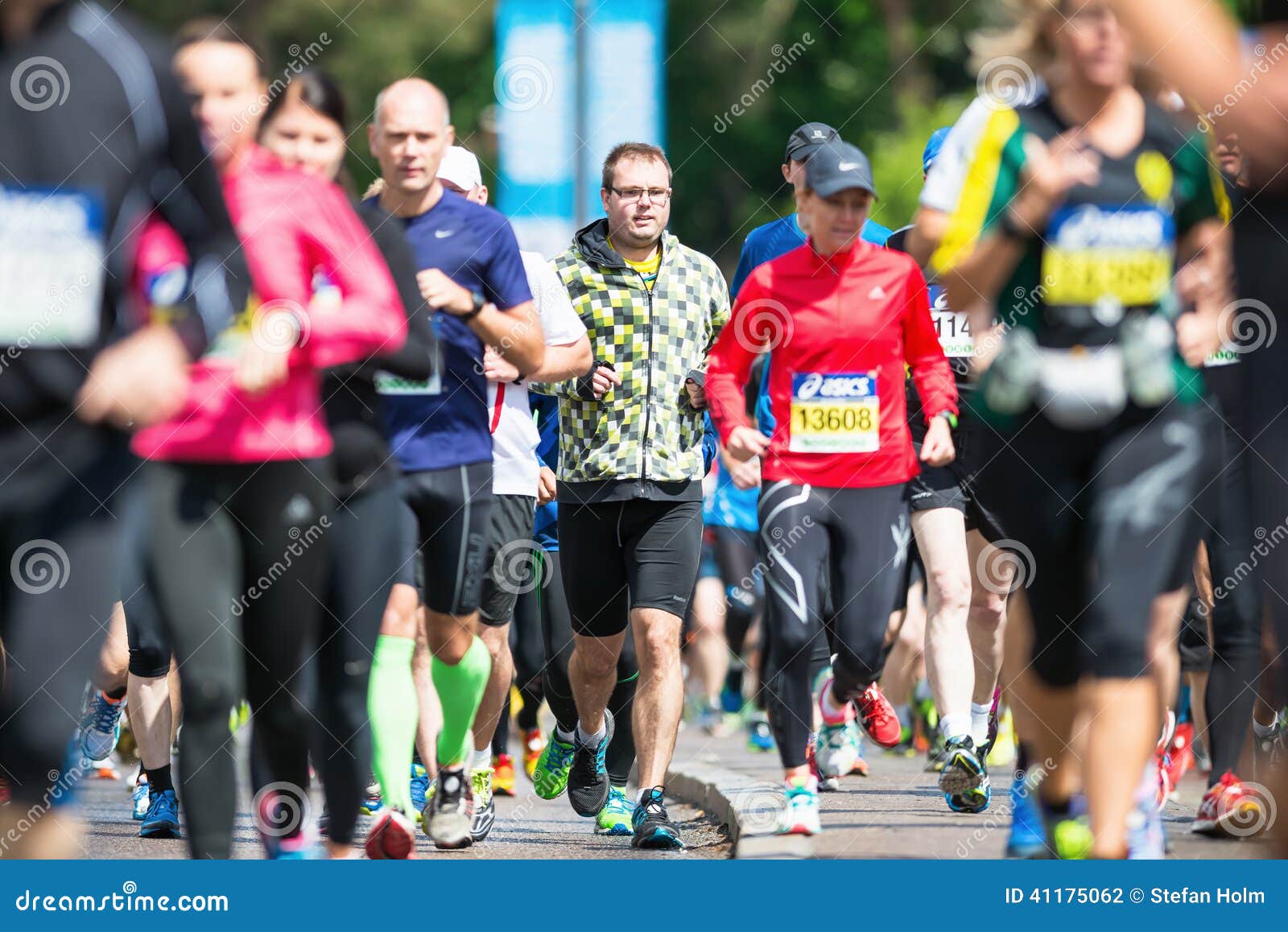 asics marathon runners