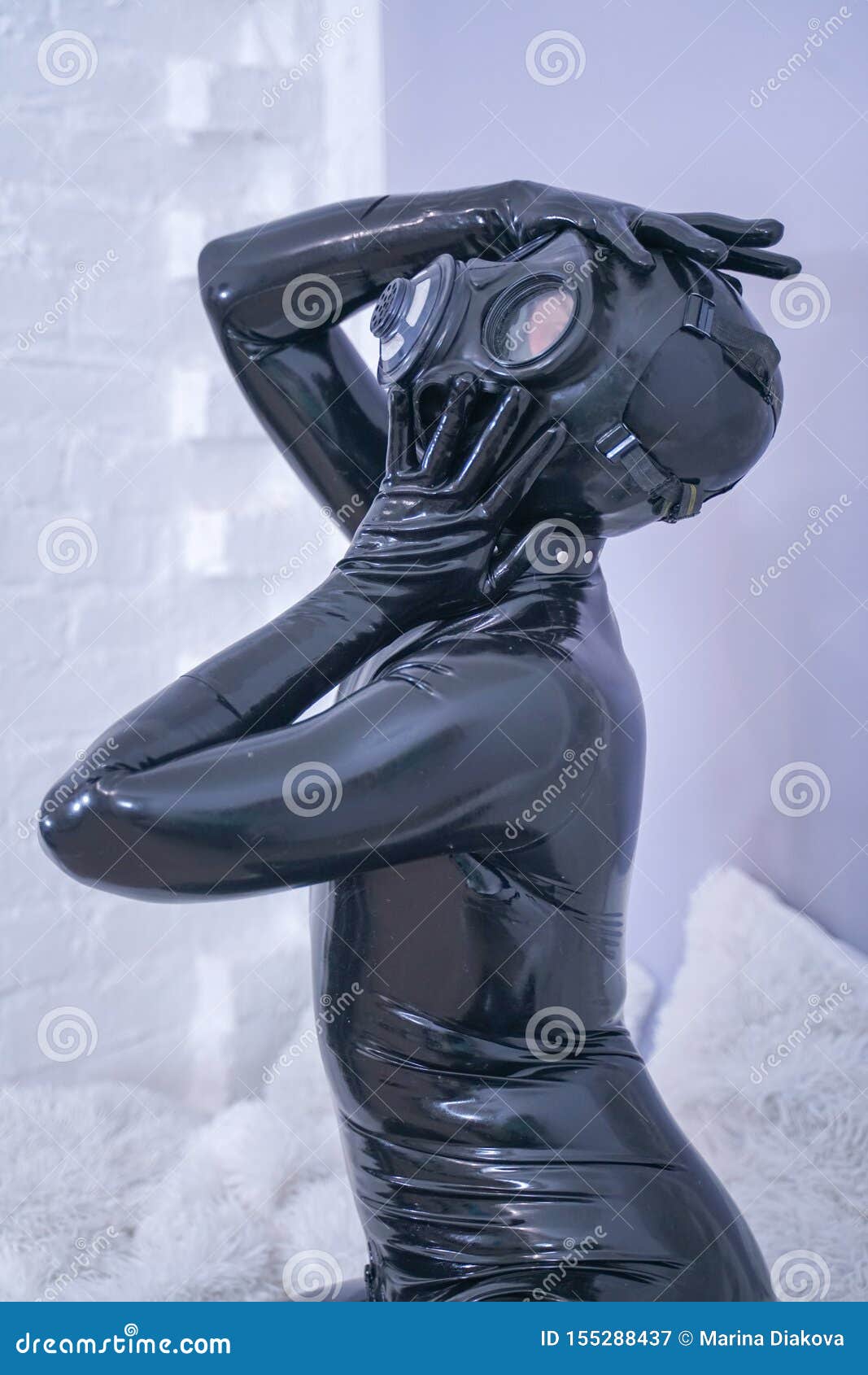 Besparing Verhoogd einde Man in the Latex Rubber Black Catsuit with Gasmask Stock Image - Image of  muscle, mask: 155288437
