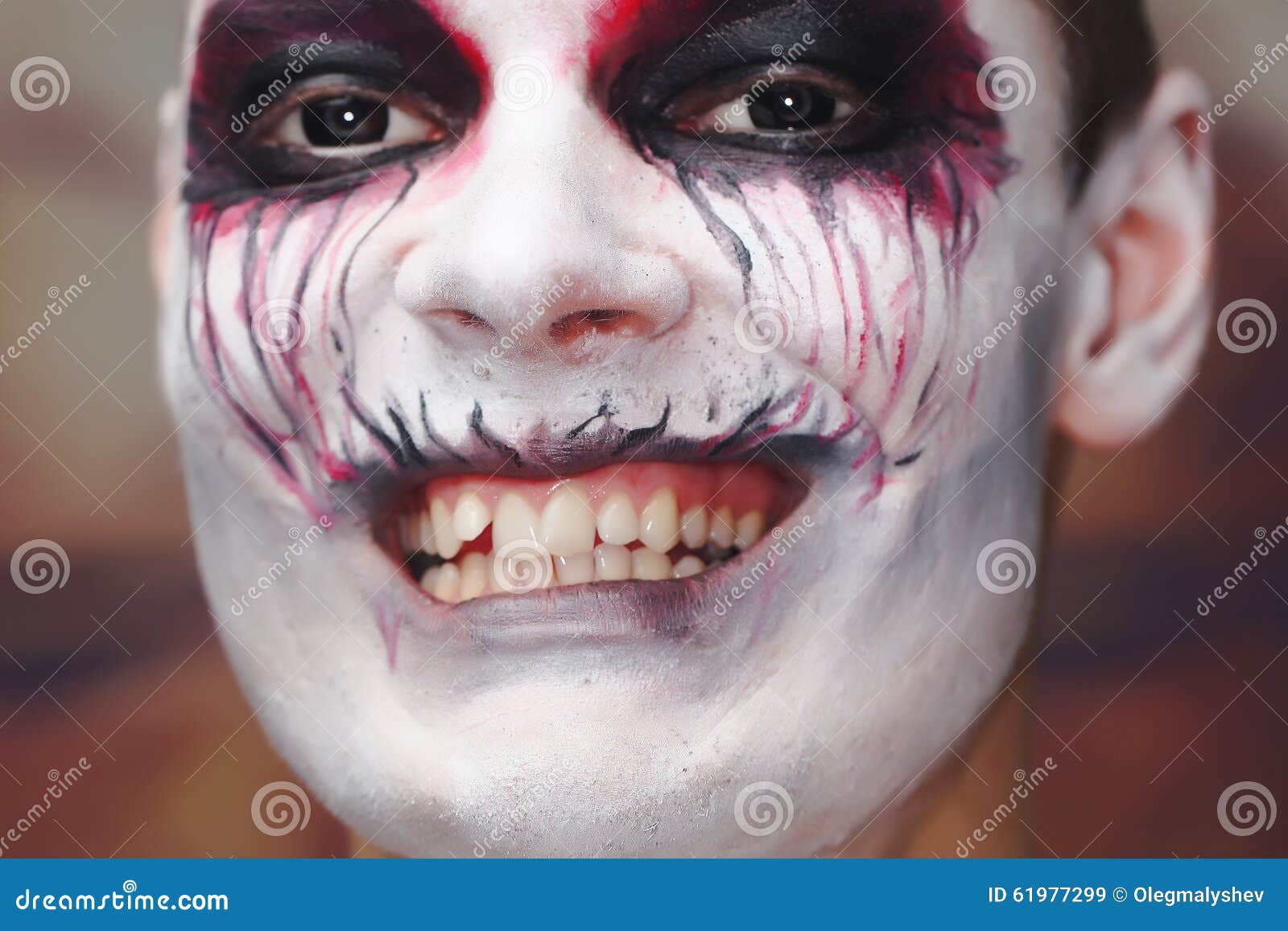 Maquiagem e fantasia de homem vampiro de Halloween. Cara com sangue no  rosto, Banco de Video - Envato Elements