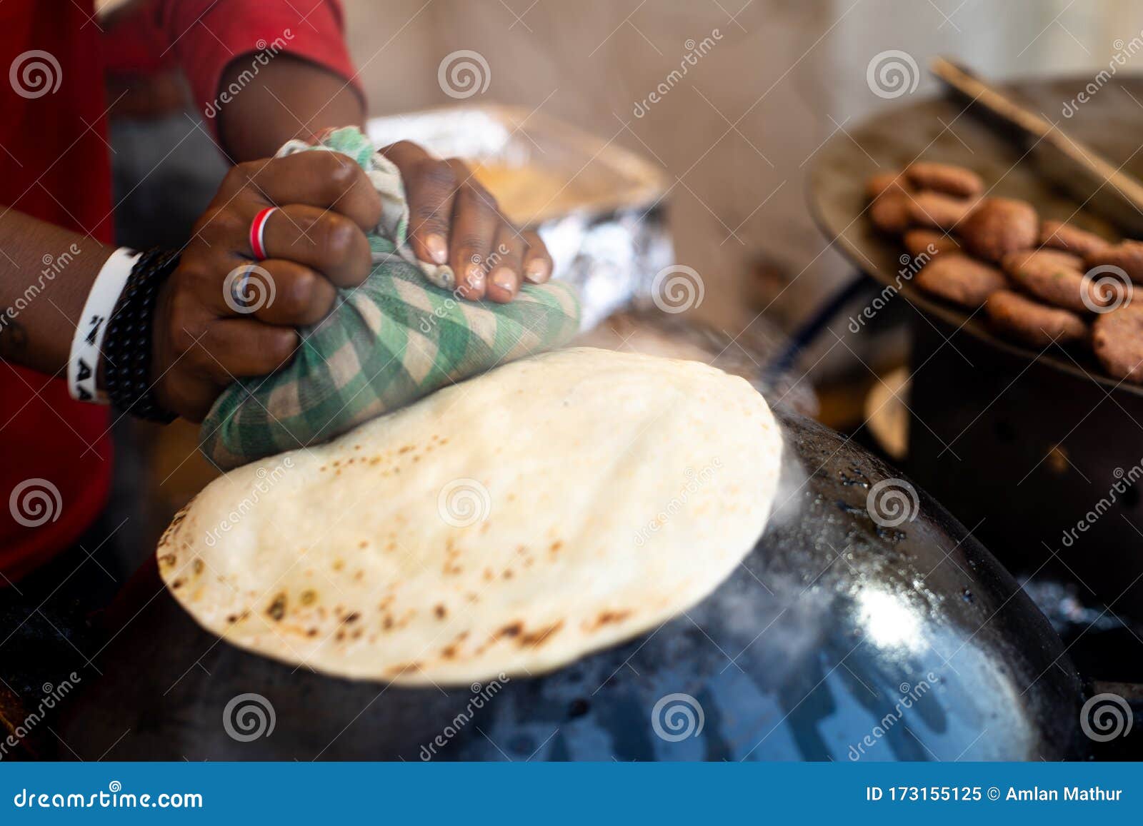 https://thumbs.dreamstime.com/z/man-making-ulta-tawa-paratha-bread-upturned-pot-mughal-cuisine-india-pakistan-flat-cooked-covered-oil-173155125.jpg