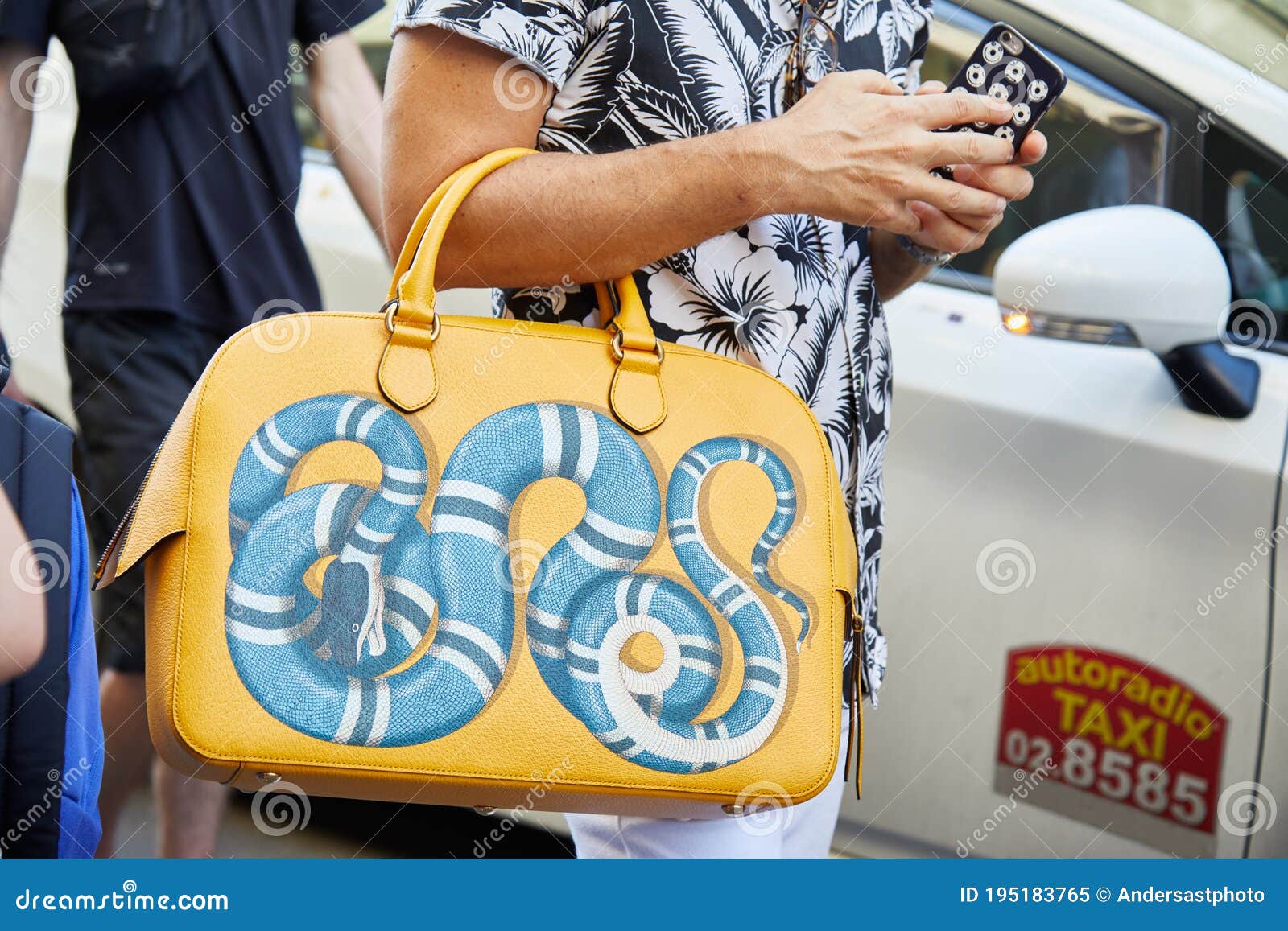 Professor Politieagent Economisch Man Met Een Gele Gucci Tas Met Blauw Slangenontwerp En Wit En Zwart  Bloemshirt Voor De Les - Modeshow Redactionele Afbeelding - Image of gucci,  blauw: 195183765