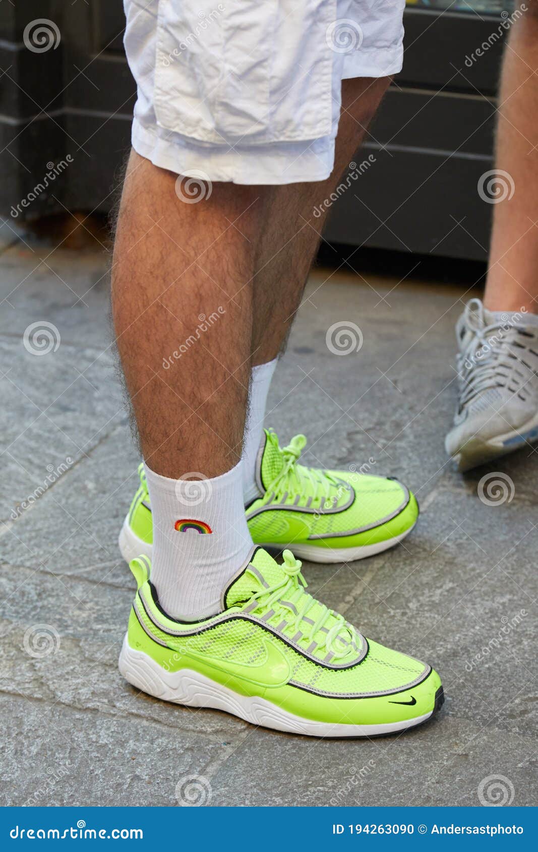 Man Met Gele Nike Sneakers En Witte Sokken Met Regenboog Voor Palm Angels  Modeshow Milaan Redactionele Afbeelding - Image of redactie, luxe: 194263090
