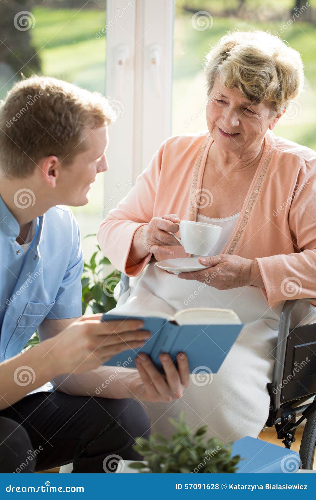 Vrouwen jonge mannen oudere Oudere vrouw